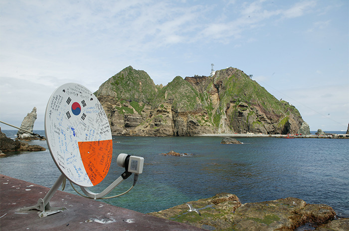 독도에 설치된 스카이라이프 위성 접시(안테나)