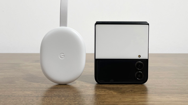 크롬캐스트 vs 삼성 갤럭시 z플립과 크기 비교 - Chromecast(크롬캐스트) with Google TV (4K).jpg