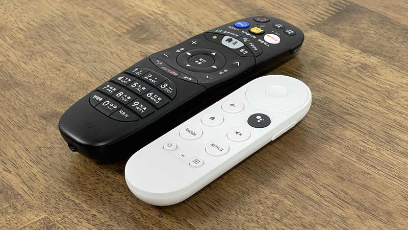 UHD4 아이들나라 리모콘 vs 크롬캐스트 전용 보이스 리모콘 - Chromecast(크롬캐스트) with Google TV (4K).jpg